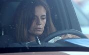 Madrugada de excessos: Bárbara bebe demais e destrói carros em estacionamento