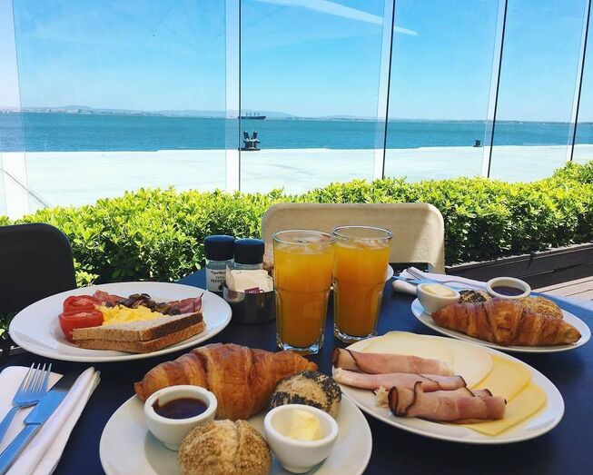 DELIDELUX AVENIDA, LISBOA
É um dos brunch mais conhecidos de Lisboa e agora podem ser devorados junto à Avenida da Liberdade. Há três modalidades: o Delight (14,90€); o Delux (16,90€); e o Benedict .
Rua Alexandre Herculano, 15 A, Lisboa