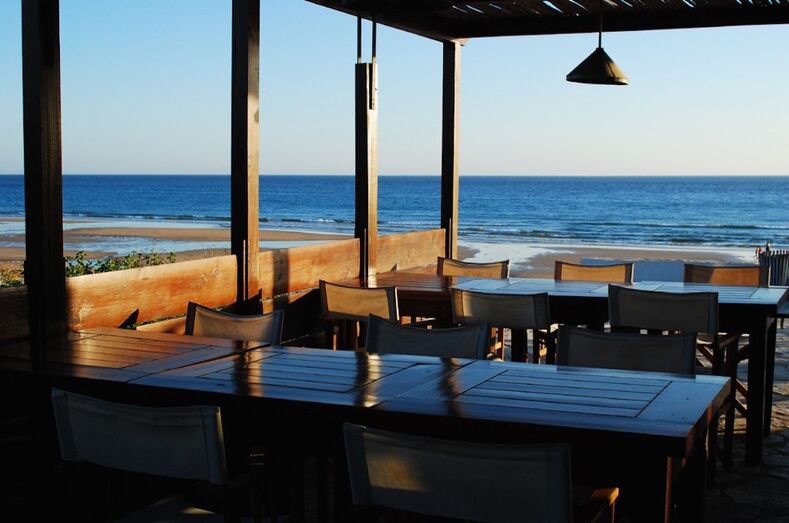 TRINCA ESPINHAS - O Trinca Espinhas localiza-se quase na areia da praia de São Torpes em Sines, num edifício em madeira pintado de azul. A decoração é um prolongamento do oceano, bem como a carta, onde se podem encontrar os mais frescos peixes que à lota vão chegar. E a esplana é mesmo aquilo que procura para apanhar sol e relaxar.
Morada: Praia de São Torpes , Chaparral
Telefone: 269636379