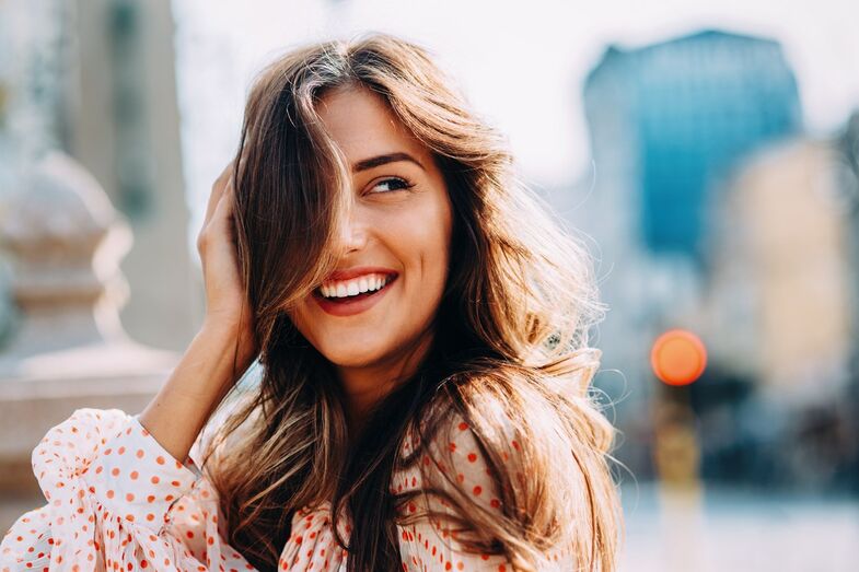 1 – SEJA VOCÊ MESMA - Não precisa nem deve seguir estereótipos. O importante é que você seja quem quiser e se ame por isso. “A aceitação é o primeiro passo para se sentir bem”, explica a psicóloga. “Aceitar-se tal como é, vai fazê-la sentir-se mais.” Reforçe as suas caracteristicas positivas e dê valor às suas qualidades