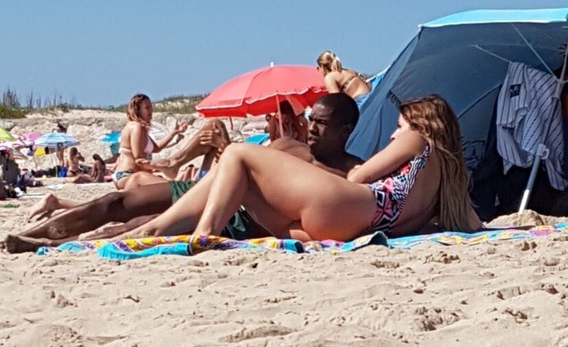 Maria Sampaio com o namorado na praia