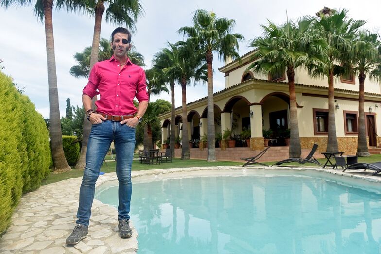 O toureiro junto à piscina da sua luxuosa casa, em Espanha