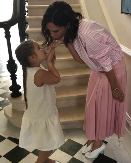 Victoria Beckham e Harper assinalam o aniversário do pai com fotografia amoroso