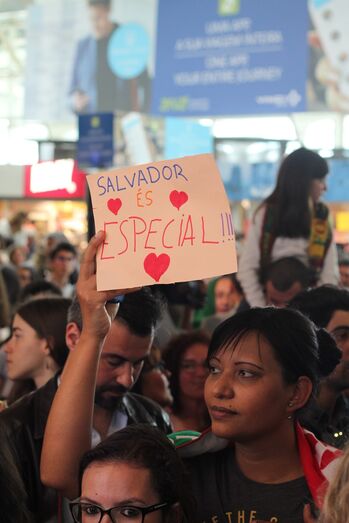 Veja a emoção de Salvador Sobral ao ser recebido com euforia no aeroporto de Lisboa