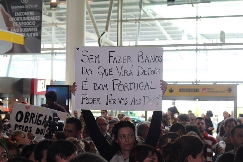 Veja a emoção de Salvador Sobral ao ser recebido com euforia no aeroporto de Lisboa