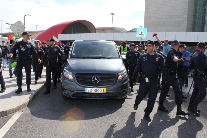 Os artistas abandonaram o aeroporto de carro