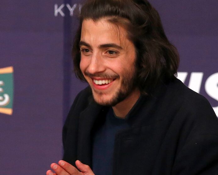As imagens exclusivas da namorada e da mãe de Salvador Sobral à porta do hospital
