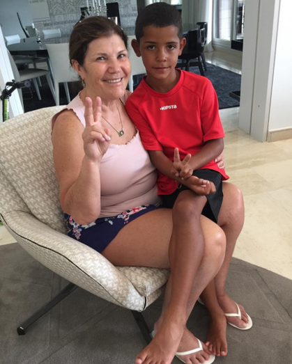 A avó Dolores Aveiro com o neto Cristianinho, e a fazer o sinal de 2, para gémeos