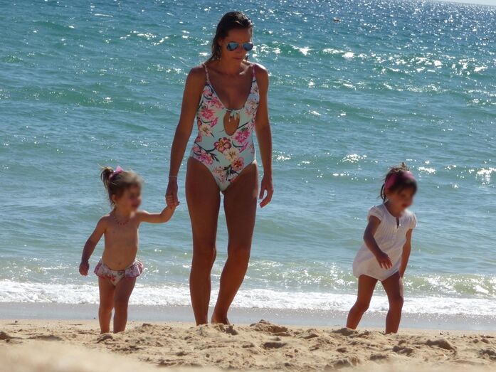 Fernanda Serrano leva filhos à praia, no Algarve, longe do marido, Pedro Miguel Ramos