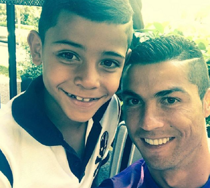 Cristiano Ronaldo desrespeita lei e coloca filho em perigo