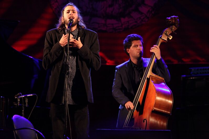 As imagens exclusivas da namorada e da mãe de Salvador Sobral à porta do hospital