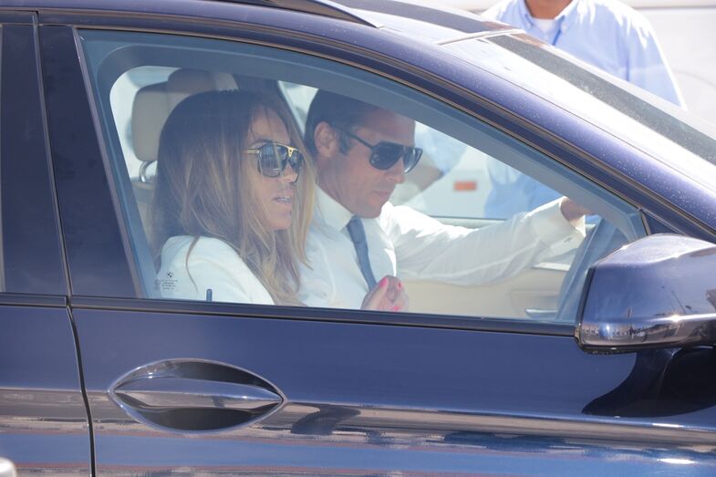 O casal "fugiu" do batizado do filho