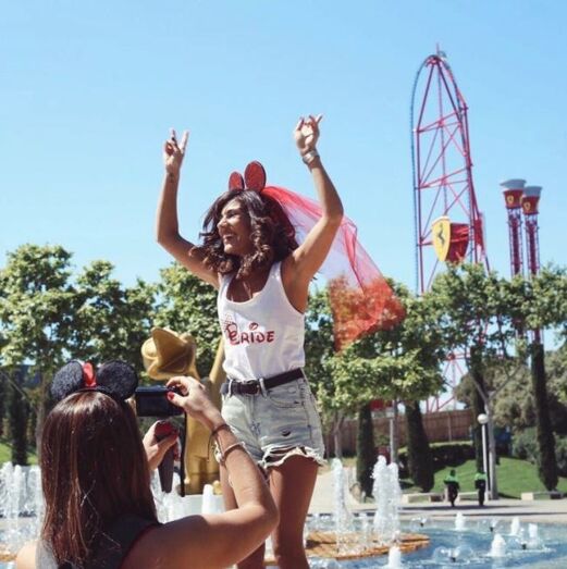 Mia Rose despede-se da vida de solteira em grande