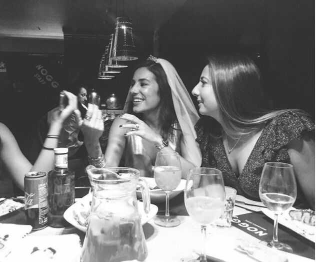 Mia Rose despede-se da vida de solteira em grande