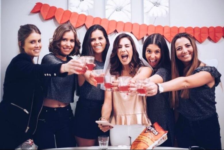 Mia Rose despede-se da vida de solteira em grande