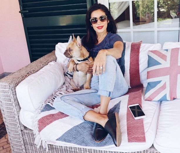 Mia Rose exibe anel de noivado 