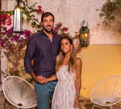 Noite louca: Marido de Carolina Patrocínio despe-se em festa de casamento