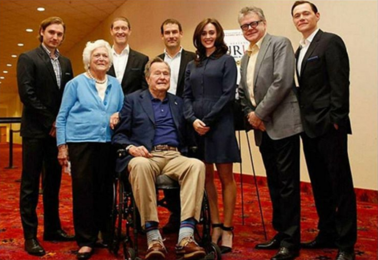 A atriz acusa George H. W. Bush de lhe tocar, aquando desta fotografia de grupo, e de, inclusive, lhe contar uma piada obscena. 