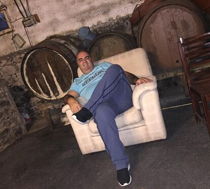 Marido de Dolores aproveita o nascimento de Alana Martina e "apodera-se" da casa