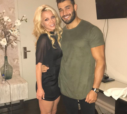 Britney Spears pode estar noiva de Sam Asghari, 13 anos mais novo. Cantora mostra anel de diamantes