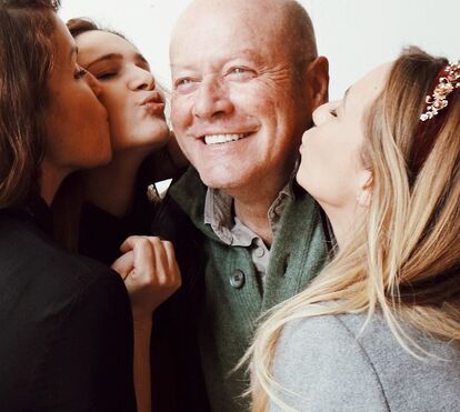 Filhas de 'Super Pai' cresceram e tornaram-se mulheres bonitas. Ainda se lembra delas meninas?