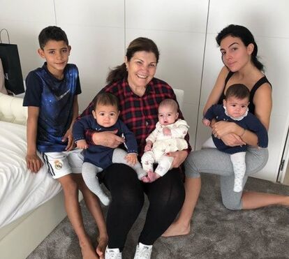 Dolores e Georgina juntas por Ronaldo