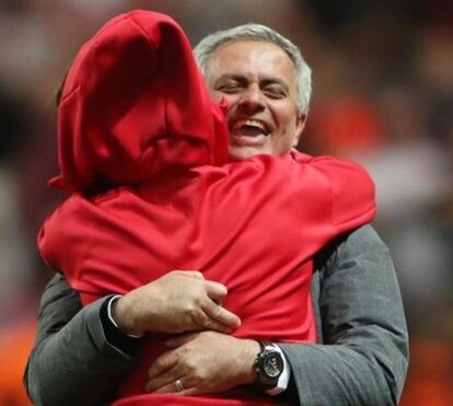 Filho de José Mourinho celebra 18 anos em festa surpresa