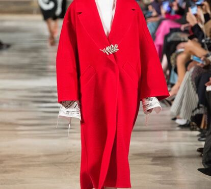 O 'oversize' na pele de Oscar de la Renta