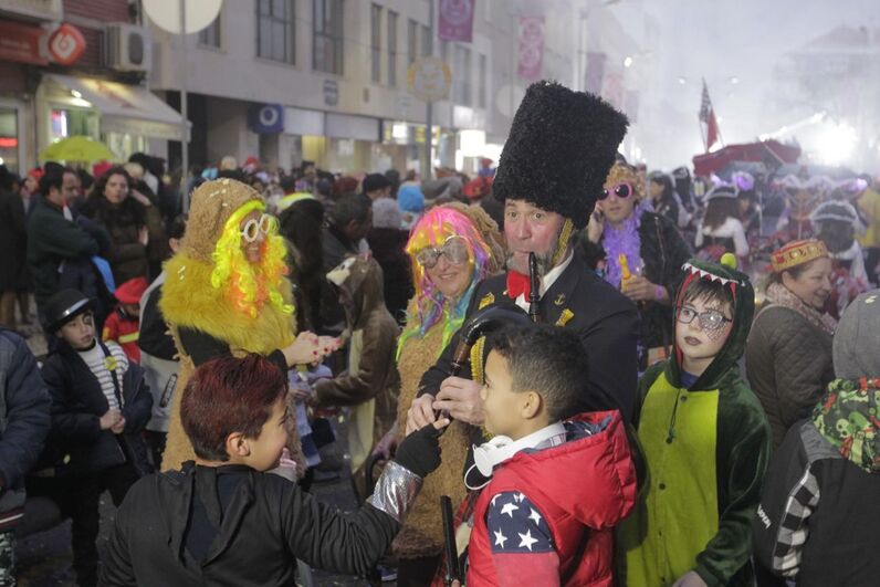 Tradição leva milhares ao Carnaval de Torres Vedras 