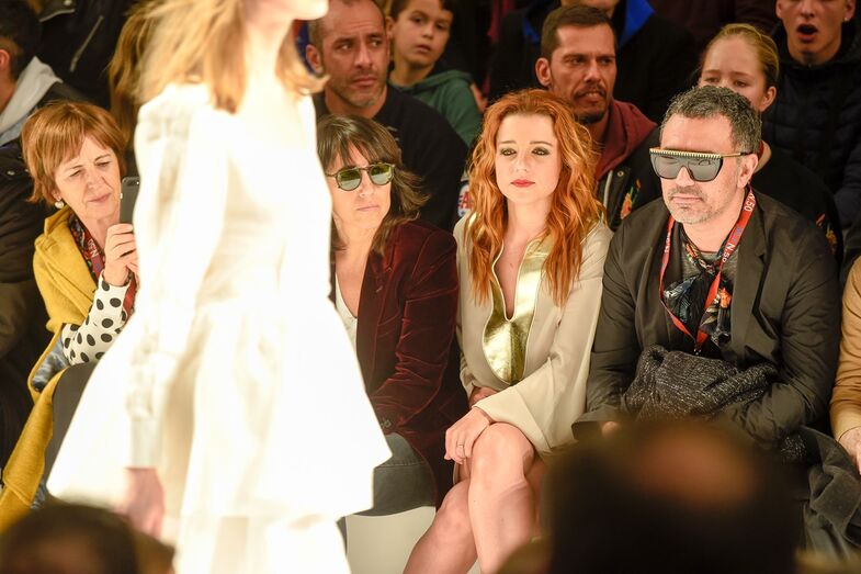 Recém-casadas, Gabriela Sobral e Inês Herédia divertem-se na ModaLisboa