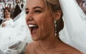 De sorriso rasgado: Kelly Bailey casou-se de véu e grinalda
