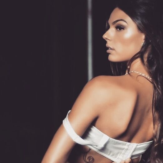 Isis Valverde incendeia as redes sociais com biquínis reduzidos