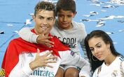 Adeus Real: Ronaldo festeja vitória com a família e afastado do resto da equipa