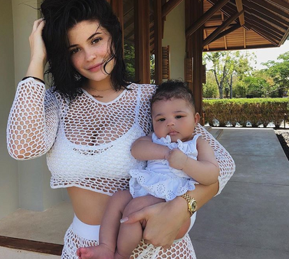 Kylie Jenner deixa iate e mostra-se sensual, num resort de luxo com a filha e o namorado