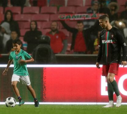Cristianinho joga com o pai após partida na Luz