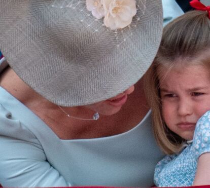 Charlotte faz birra em plena cerimónia... e recebe mimos da mãe, Kate Middleton 