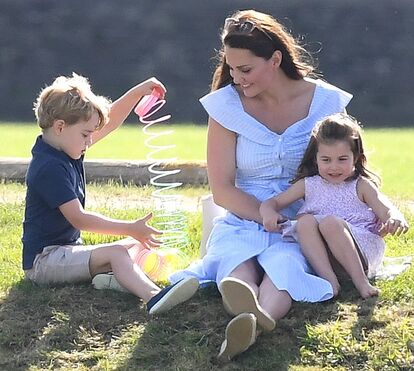 Ninguém resiste a tanta fofura!  Charlotte e George divertem-se na relva
