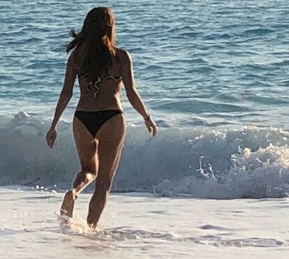 Uau! Aos 45 anos, Catarina Furtado mostra curvas de sonho na praia