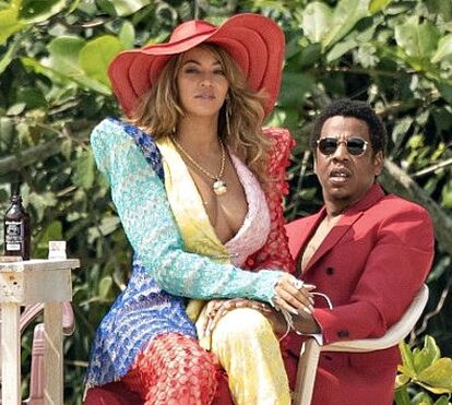 Mais luxo é impossível! Beyoncé e Jay-Z apanhados com os filhos dentro de uma piscina... num iate!