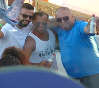 Ex-marido de Katia regressa ao clã Aveiro e diverte-se com o "sogro" em sunset alucinante