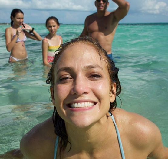 Jennifer Lopez celebra 49.º aniversário em local paradisíaco