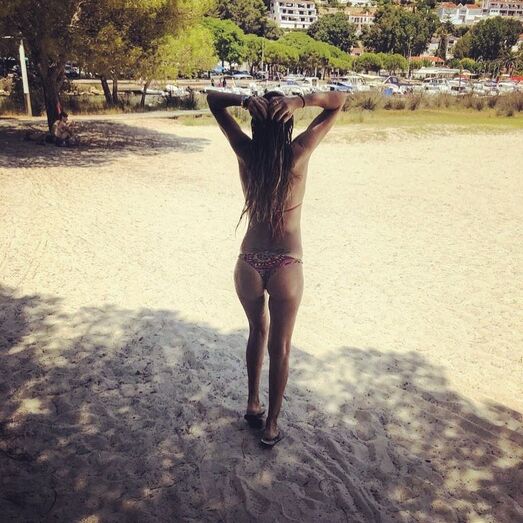 Cada vez mais apaixonada, Liliana Aguiar mostra-se feliz em férias de família