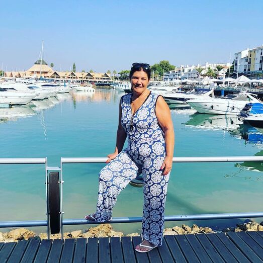 Longe de Ronaldo, Dolores apoia filho