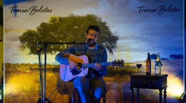 Famosos celebram Magusto com vinho tinto no bairro do Beato, em Lisboa, ao som de Miguel Araújo