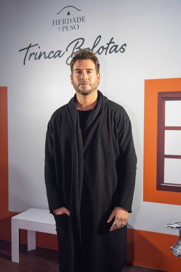 Famosos celebram Magusto com vinho tinto no bairro do Beato, em Lisboa, ao som de Miguel Araújo