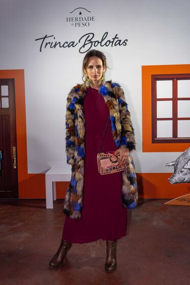 Famosos celebram Magusto com vinho tinto no bairro do Beato, em Lisboa, ao som de Miguel Araújo