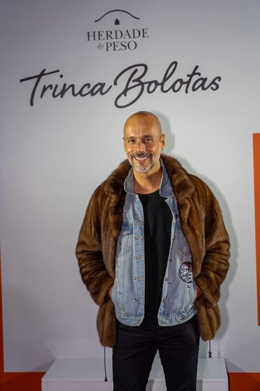 Famosos celebram Magusto com vinho tinto no bairro do Beato, em Lisboa, ao som de Miguel Araújo