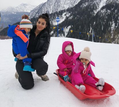 Que mimosos! Georgina Rodríguez diverte-se na neve com os filhos de Ronaldo... e deseja-lhe boa sorte!