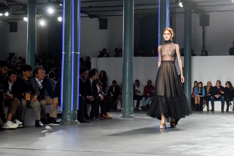 Filhas de Pepe, Salvio e Fábio Coentrão brilham em desfile de Micaela Oliveira