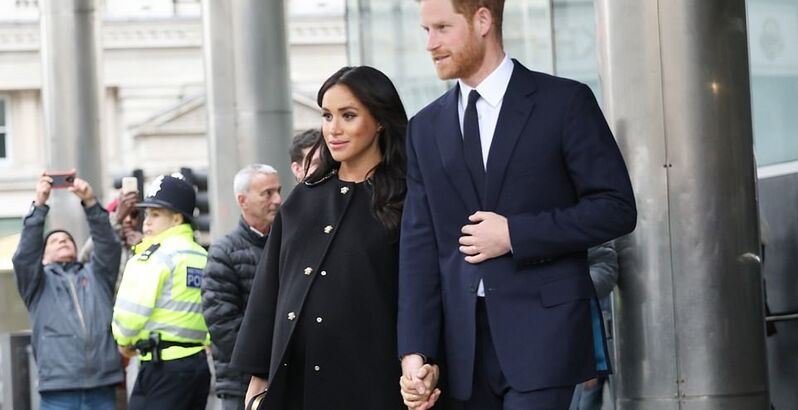 Meghan e Harry aparecem de surpresa na embaixada da Nova Zelândia para prestar homenagem às vítimas
